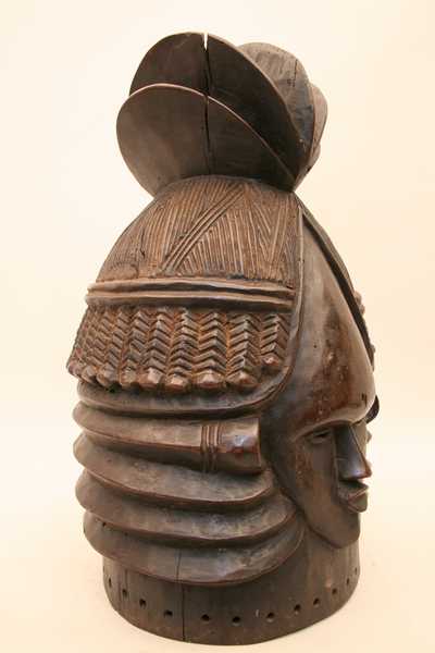 Mende (masque), d`afrique : Sierra Leone, statuette Mende (masque), masque ancien africain Mende (masque), art du Sierra Leone - Art Africain, collection privées Belgique. Statue africaine de la tribu des Mende (masque), provenant du Sierra Leone, 1162/4371.Très beau masque heaume Mende ,utilisé exclusivement par les femmes.Les membres féminin de la société secrète Sande,sont astreint au silence et ont fait le serment de ne jamais divulger son savoir.Les masques incarnent les esprits aquatiques Sowie.La forme du heaume attire l